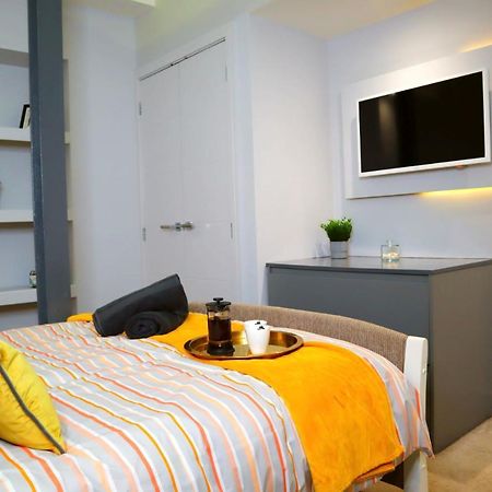 Trendy Urban Industrial Apartment - Great Location - Parking - Fast Wifi - Smart Tv - Beautiful 2 Double Bedroom Apartment Sleeps Up To 4! Bournemouth Exterior photo