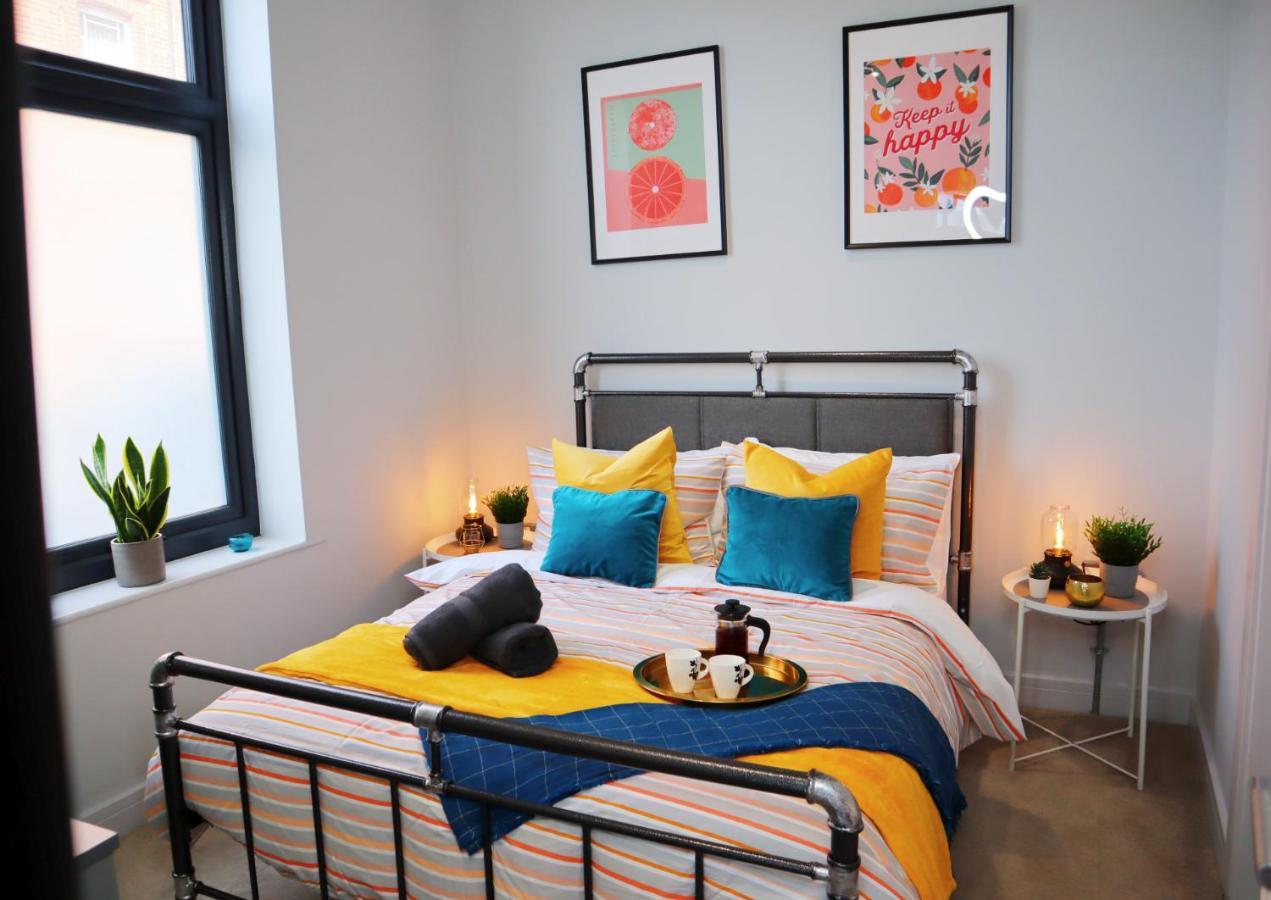 Trendy Urban Industrial Apartment - Great Location - Parking - Fast Wifi - Smart Tv - Beautiful 2 Double Bedroom Apartment Sleeps Up To 4! Bournemouth Exterior photo