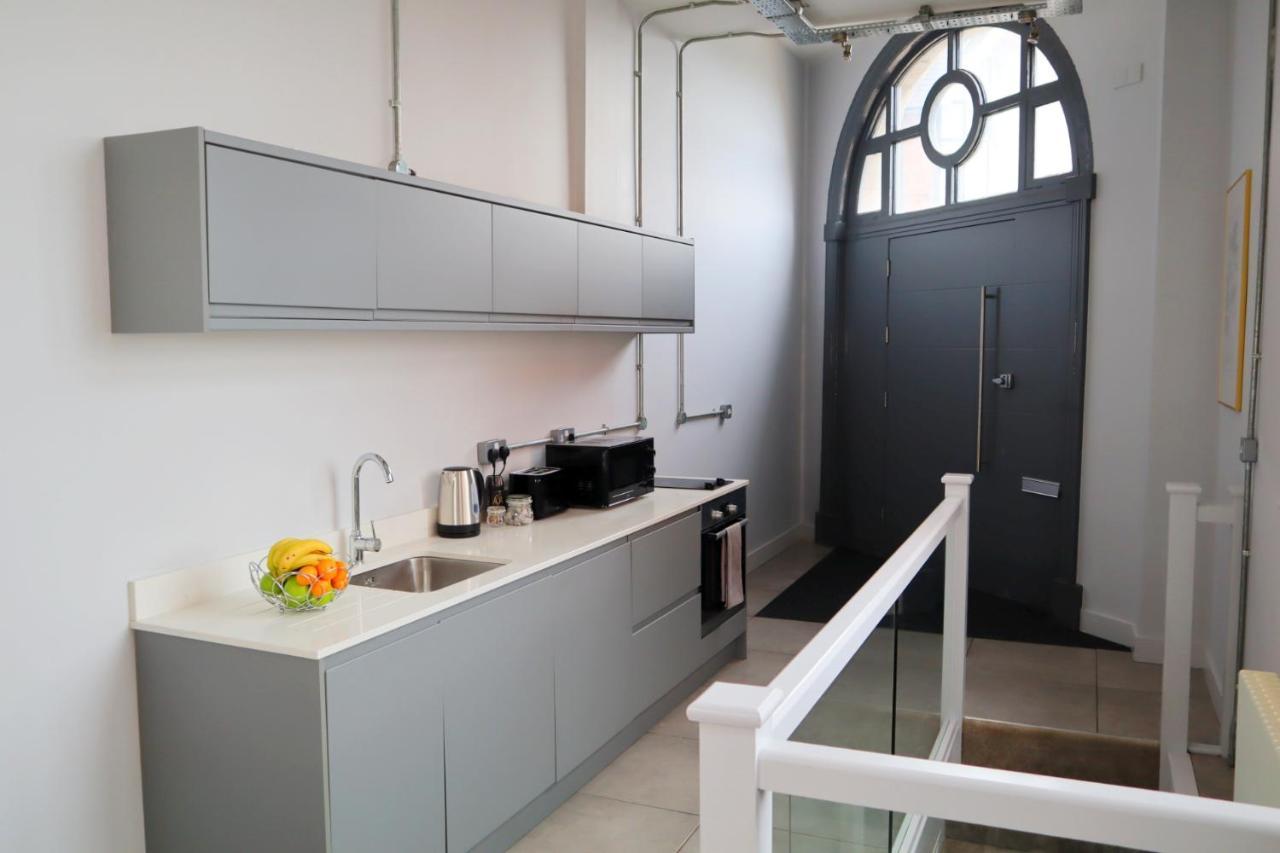 Trendy Urban Industrial Apartment - Great Location - Parking - Fast Wifi - Smart Tv - Beautiful 2 Double Bedroom Apartment Sleeps Up To 4! Bournemouth Exterior photo