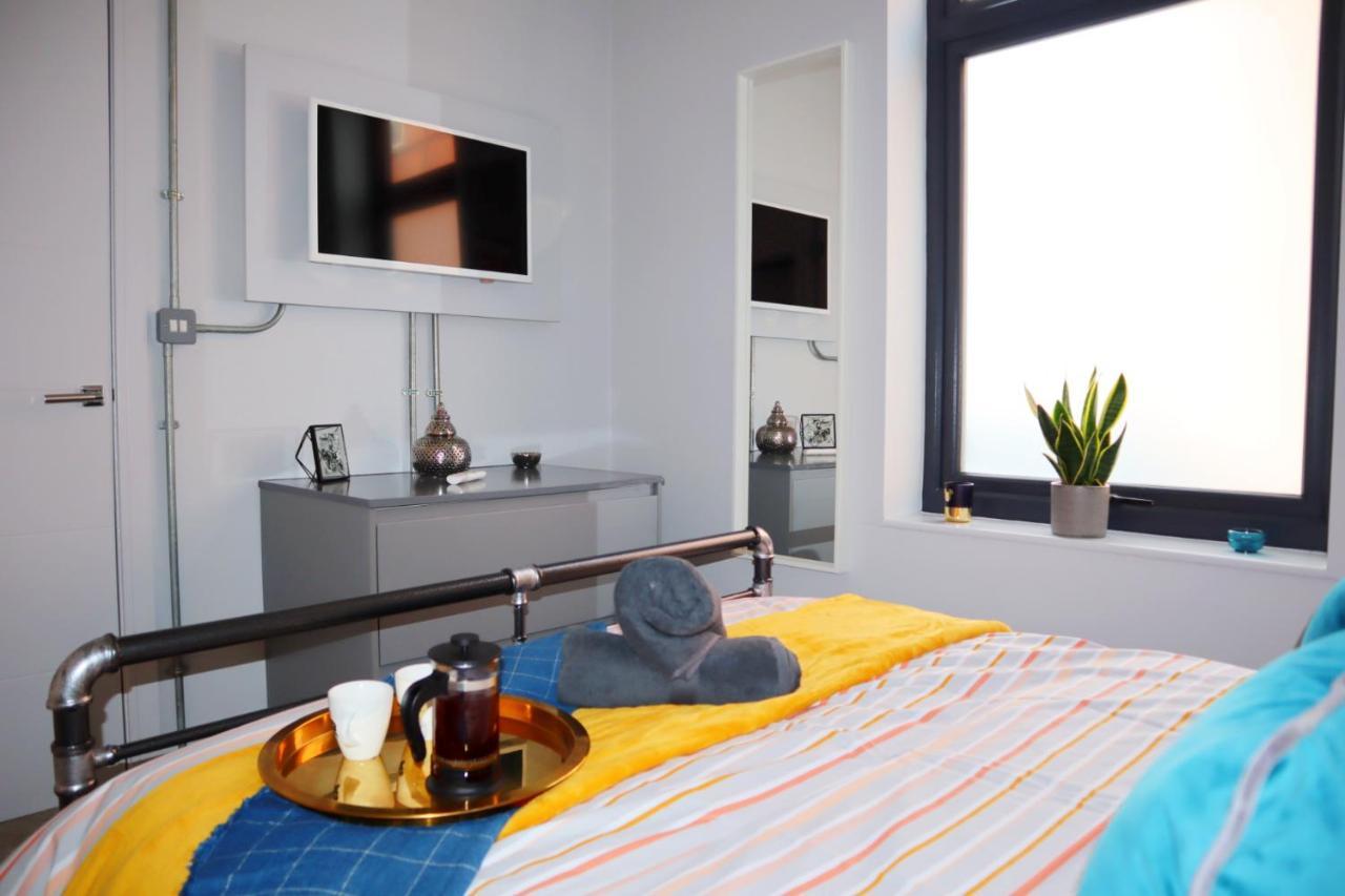 Trendy Urban Industrial Apartment - Great Location - Parking - Fast Wifi - Smart Tv - Beautiful 2 Double Bedroom Apartment Sleeps Up To 4! Bournemouth Exterior photo