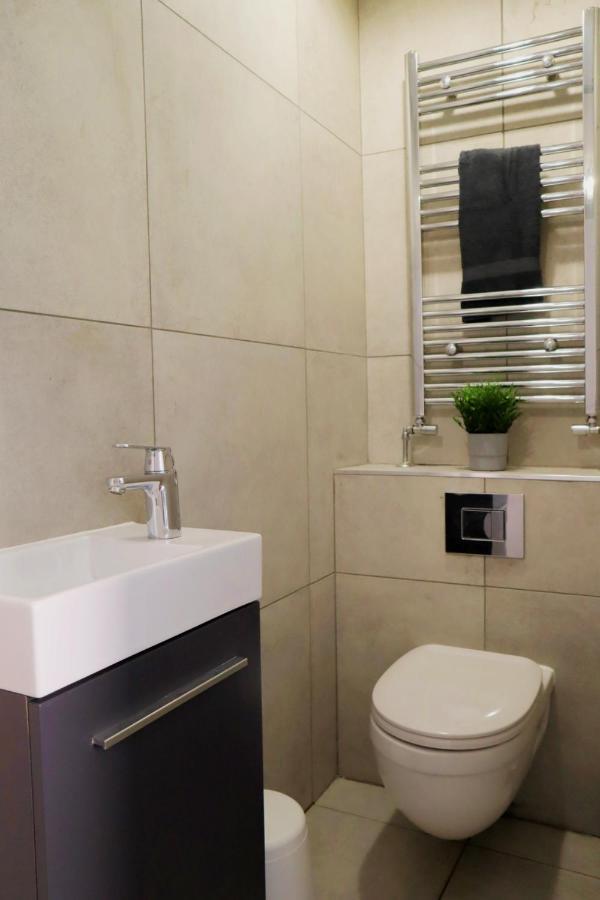 Trendy Urban Industrial Apartment - Great Location - Parking - Fast Wifi - Smart Tv - Beautiful 2 Double Bedroom Apartment Sleeps Up To 4! Bournemouth Exterior photo