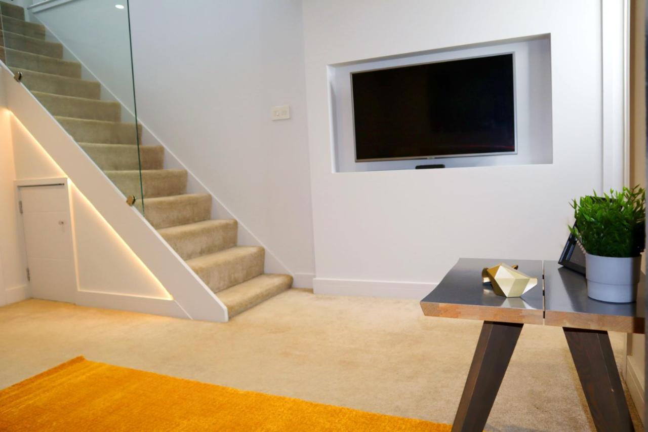 Trendy Urban Industrial Apartment - Great Location - Parking - Fast Wifi - Smart Tv - Beautiful 2 Double Bedroom Apartment Sleeps Up To 4! Bournemouth Exterior photo