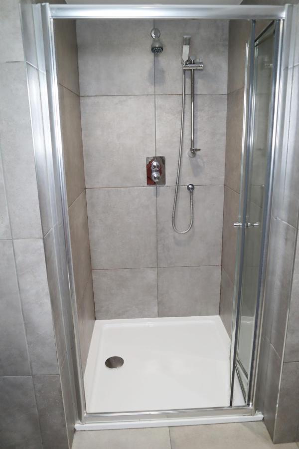 Trendy Urban Industrial Apartment - Great Location - Parking - Fast Wifi - Smart Tv - Beautiful 2 Double Bedroom Apartment Sleeps Up To 4! Bournemouth Exterior photo