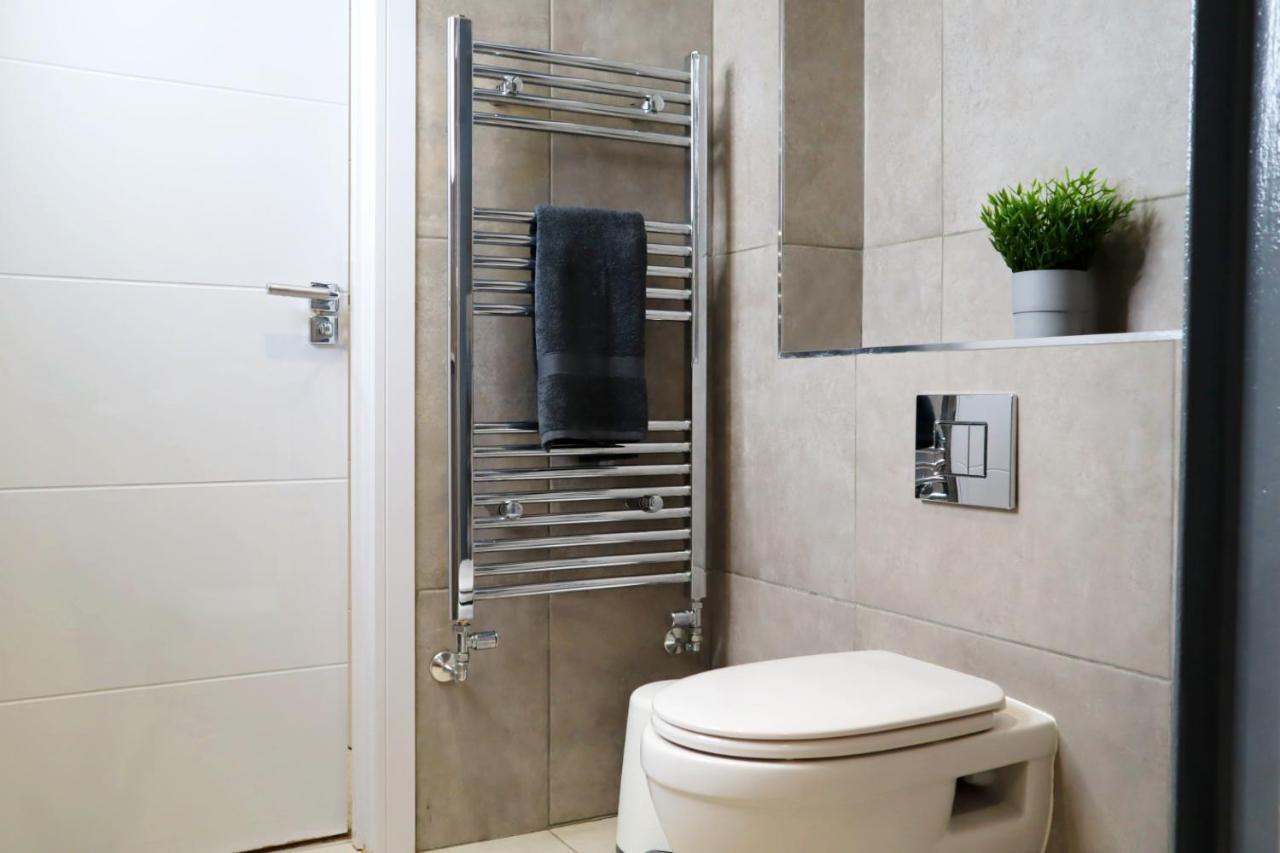 Trendy Urban Industrial Apartment - Great Location - Parking - Fast Wifi - Smart Tv - Beautiful 2 Double Bedroom Apartment Sleeps Up To 4! Bournemouth Exterior photo