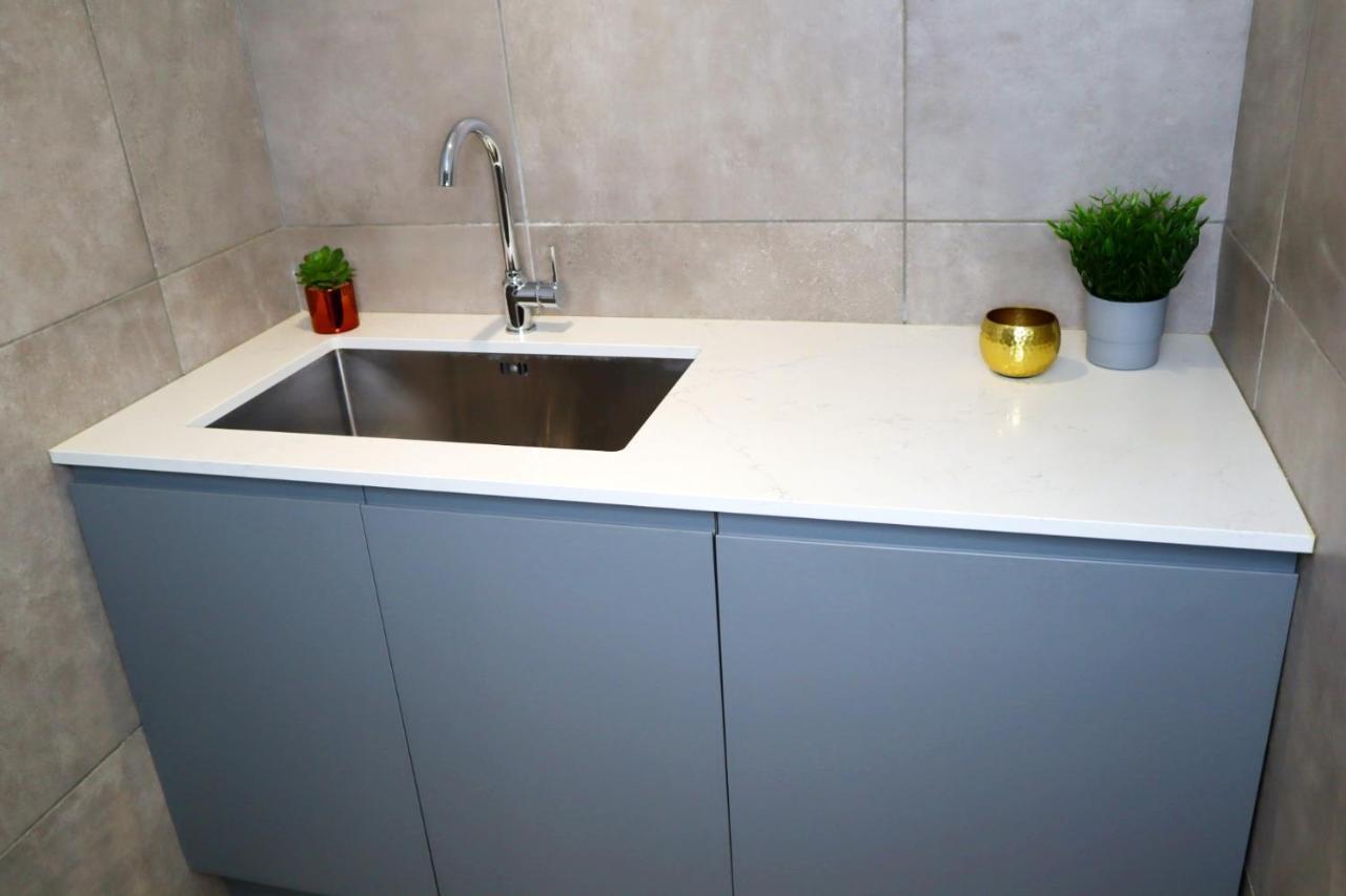 Trendy Urban Industrial Apartment - Great Location - Parking - Fast Wifi - Smart Tv - Beautiful 2 Double Bedroom Apartment Sleeps Up To 4! Bournemouth Exterior photo