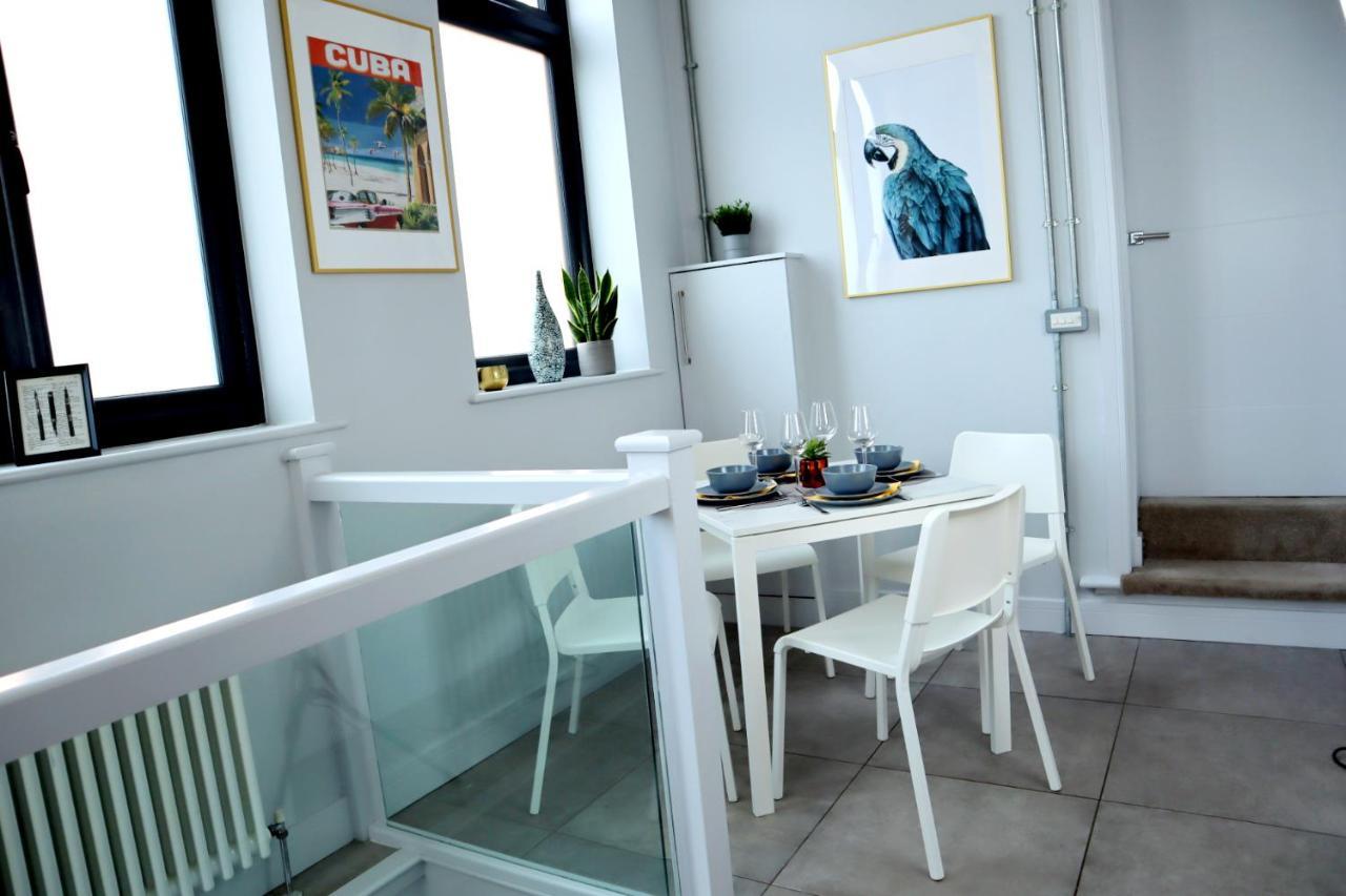 Trendy Urban Industrial Apartment - Great Location - Parking - Fast Wifi - Smart Tv - Beautiful 2 Double Bedroom Apartment Sleeps Up To 4! Bournemouth Exterior photo